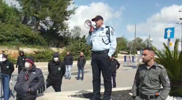 הפגנה נגד יו"ר הכנסת: 3 עצורים, המשטרה חוסמת