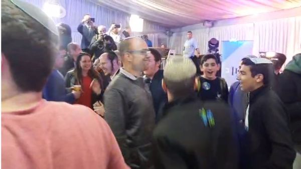 צפו: שירת "עם ישראל חי" במטה ימינה