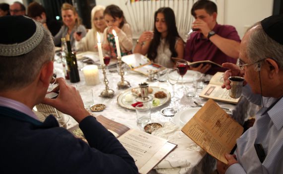 רבנים מתירים להשתמש ב"זום" בליל הסדר