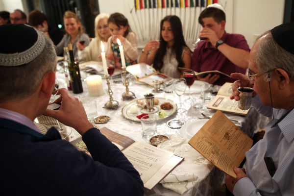 רבנים מתירים להשתמש ב"זום" בליל הסדר