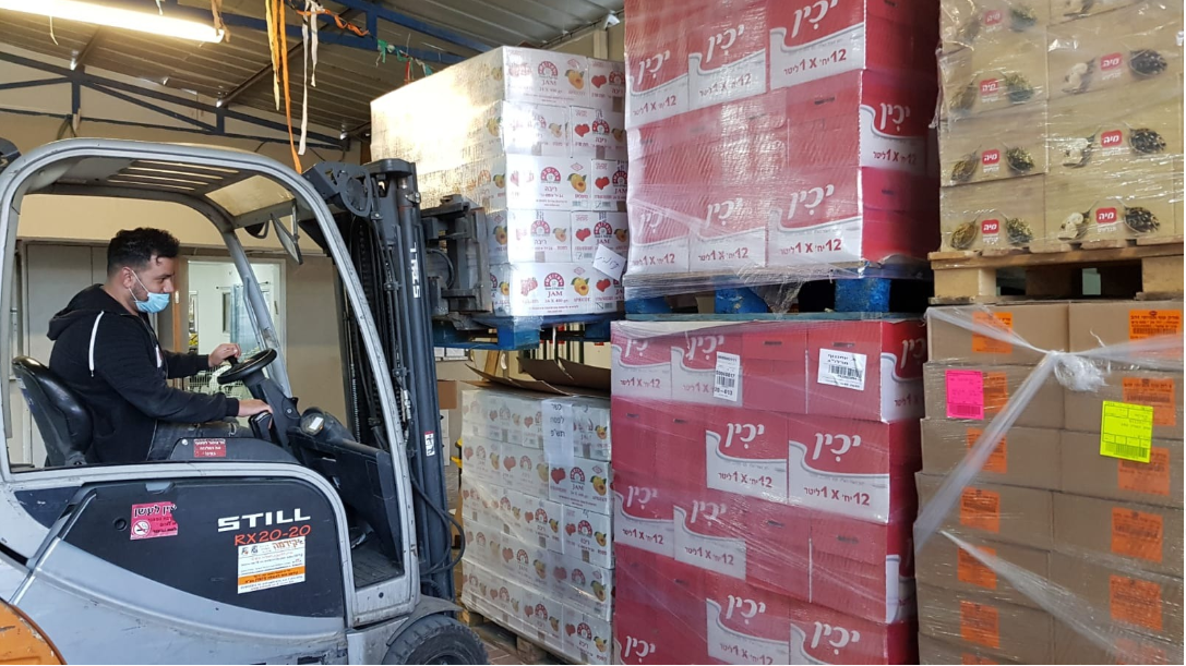 גם בזמנים מאתגרים: כך מחלקים סלי מזון לנזקקים