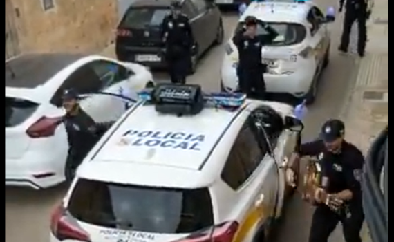 צפו: כך משטרת ספרד משמחת תושבים בהסגר