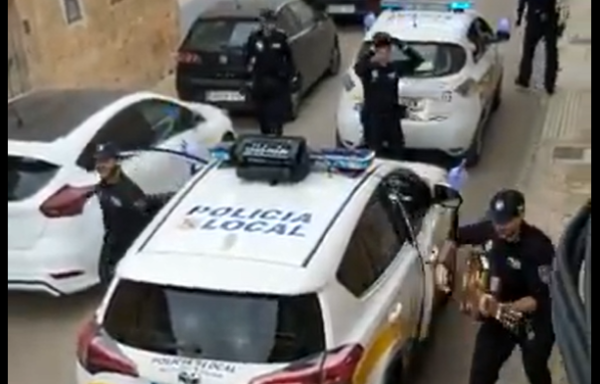 צפו: כך משטרת ספרד משמחת תושבים בהסגר