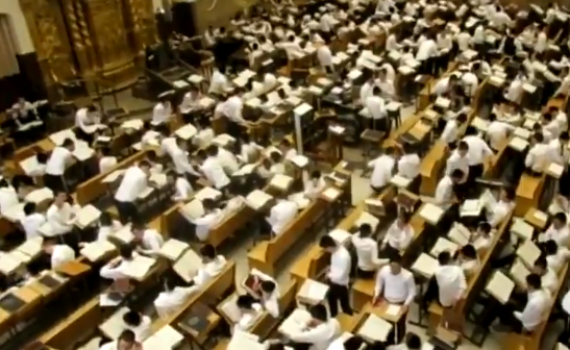 צפו: על אף הקורונה בישיבת פונוביז' לומדים כרגיל