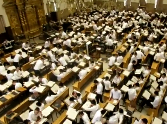 צפו: על אף הקורונה בישיבת פונוביז' לומדים כרגיל