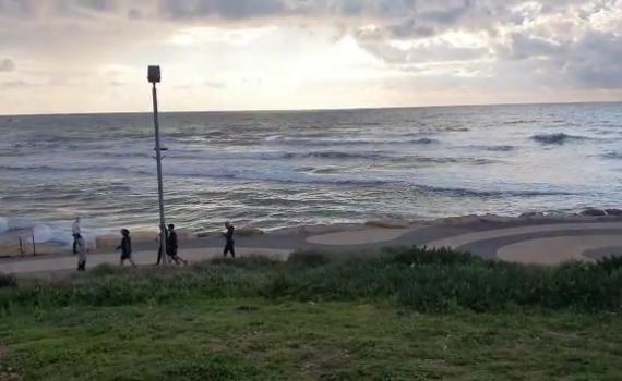 בתי הכנסת נשארו סגורים, אלפים יצאו לפארקים ולחוף הים