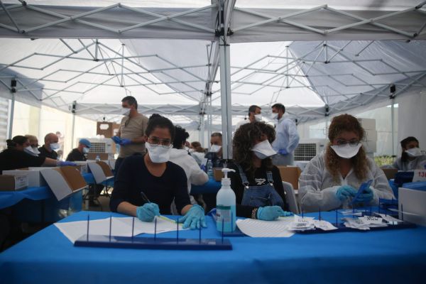 צפו: כך סופרים את הקלפיות של מבודדי הקורונה