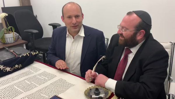 שר הביטחון כתב אות בספר התורה של עם ישראל