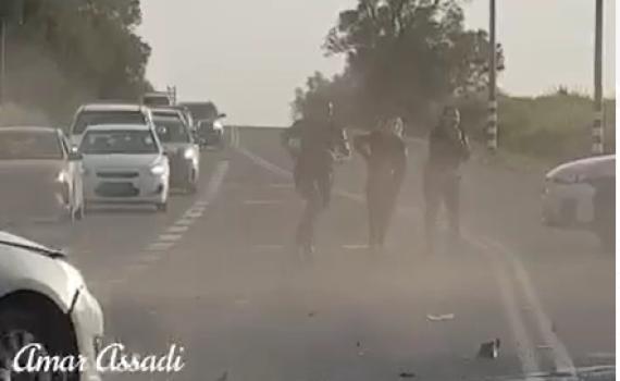 מטורף: דהר אל תוך מחסום משטרתי ופצע שוטר • צפו: