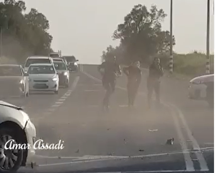 מטורף: דהר אל תוך מחסום משטרתי ופצע שוטר • צפו: