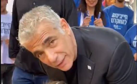אאוץ': הילדה שפידחה את יאיר לפיד בשידור חי. צפו