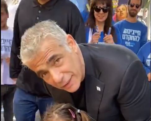 אאוץ': הילדה שפידחה את יאיר לפיד בשידור חי. צפו