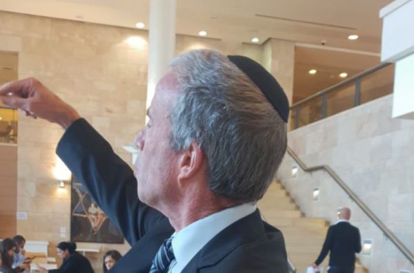 צפו: ח"כ שטרן מסביר למה החליף כיפה ומה היא מסמלת