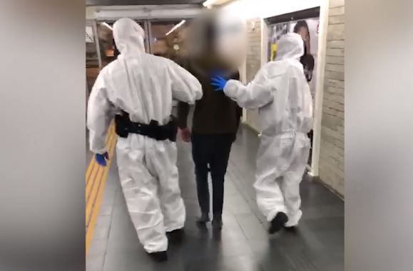 צפו: חולה קורונה ברח מביה"ח, נלכד ברכבת ונעצר