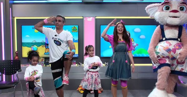 בבית עם אביה: עושים ספורט מהבית עם רועיקי מצחיקי