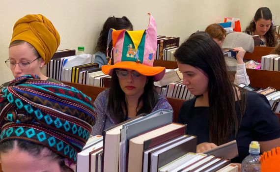 מתפללים ל"ונהפוכו": כך חגגו הפוליטיקאים פורים