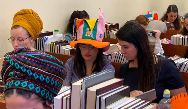 מתפללים ל"ונהפוכו": כך חגגו הפוליטיקאים פורים