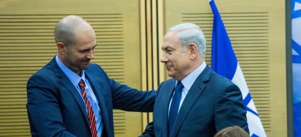 "שר המשפטים זה קו אדום": דרישת התיקים של כחול לבן