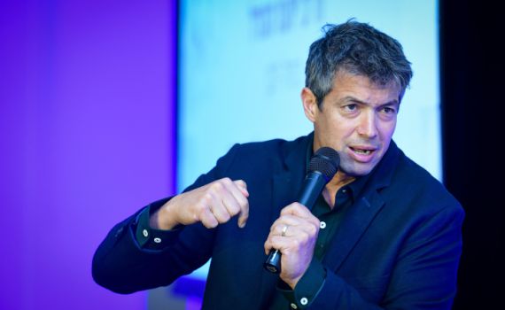 הנדל שוב מעלה את מפלס הלחץ בכחול לבן