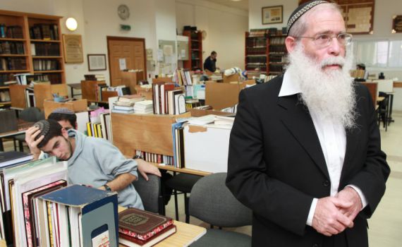 הרב לבנון: לסגור בתי כנסת ולוותר על קריאת התורה