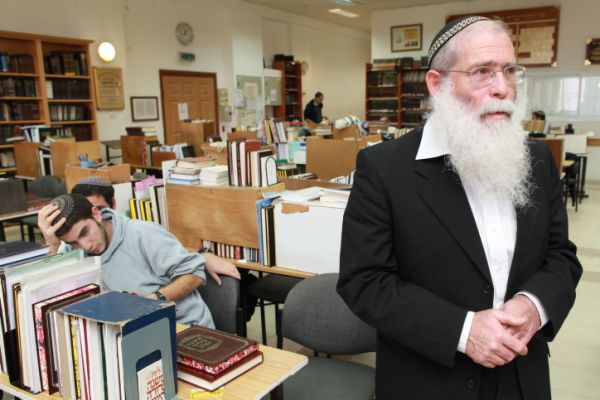 הרב לבנון: לסגור בתי כנסת ולוותר על קריאת התורה