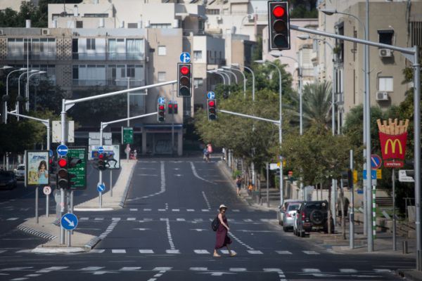בתי הכנסת ייסגרו; יציאה מהבית תותר לזמן קצר