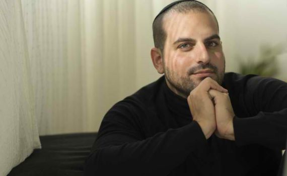 צפו: עקיבא בהופעה מיוחדת לימי הקורונה