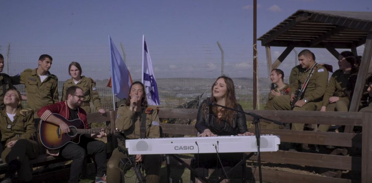 צפו: המפגש המרגש של קרן פלס וחיילי מוצב צופים