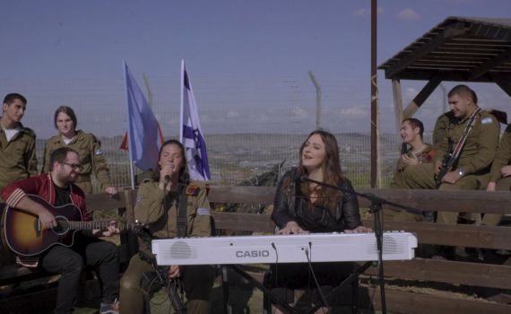 צפו: המפגש המרגש של קרן פלס וחיילי מוצב צופים