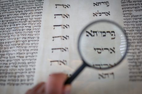 שו"ת קורונה: מגילה, זכור, מניין, משלוח מנות וביקור חולים