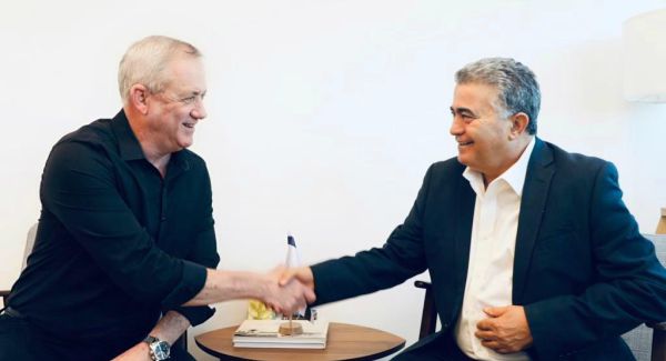 בלי אורלי לוי| גנץ ופרץ נפגשו: "נמנע עוד בחירות"