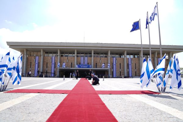 תחת הגבלות חריפות: הכנסת ה- 23 מושבעת