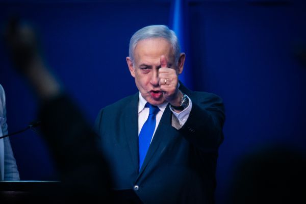 לבנט ועוד 3: נתניהו צריך לשלוח ארבעה זרי פרחים