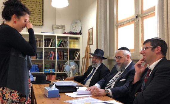 האם מרדכי היהודי פרץ את חומת הגיור?