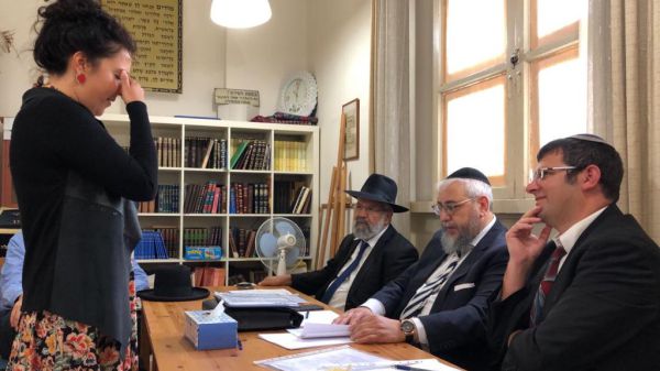 האם מרדכי היהודי פרץ את חומת הגיור?