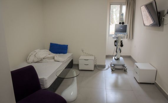 חולה קורונה אותר בי-ם: אלה המקומות בהם ביקר