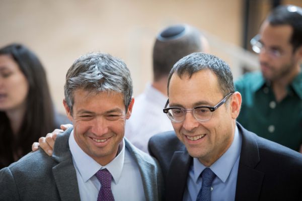 קללות ואיומים על הנדל והאוזר: "לא מתפטרים"