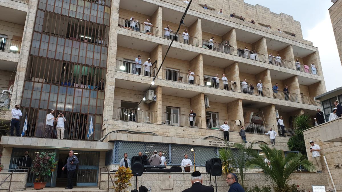 מרגש| חתונת המרפסות של הזוג הסרוג במרכז הרב. צפו