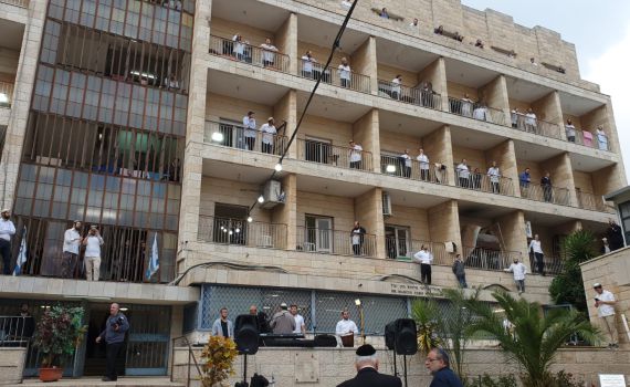 מרגש| חתונת המרפסות של הזוג הסרוג במרכז הרב. צפו