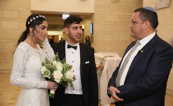 'חתונת קורונה' בלשכת ראש העיר. צפו