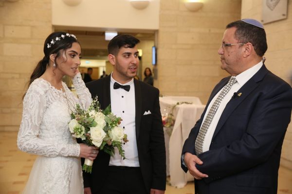 'חתונת קורונה' בלשכת ראש העיר. צפו