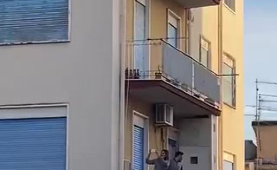צפו: באיטליה מעבירים את הבידוד בשירה מהמרפסות