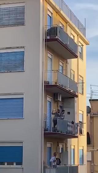 צפו: באיטליה מעבירים את הבידוד בשירה מהמרפסות