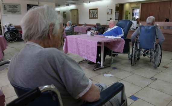 ליל הסדר לבד: הבדידות מסוכנת יותר מהנגיף | דעה