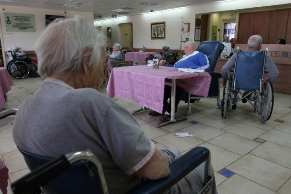 ליל הסדר לבד: הבדידות מסוכנת יותר מהנגיף | דעה