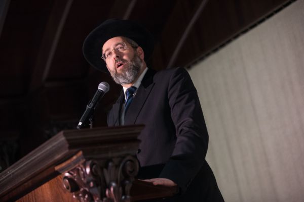 התפשטות הקורונה: הרב הראשי קורא לצום חצי צום