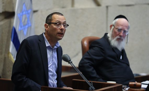 האוזר תוקף: עסקת שחרור המחבלים – שערורייתית