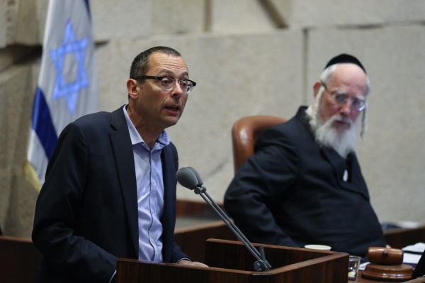 האוזר תוקף: עסקת שחרור המחבלים – שערורייתית