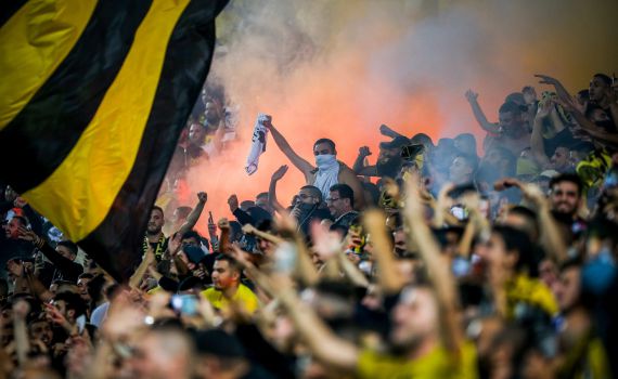 קיבל 1,000 שקלים תמורת זריקת רימון עשן באצטדיון