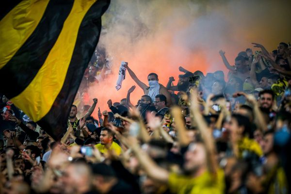 קיבל 1,000 שקלים תמורת זריקת רימון עשן באצטדיון